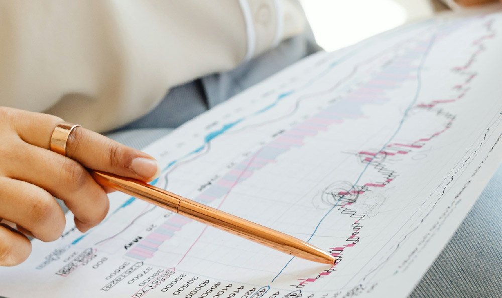 Which US state boasts the highest income, and why?